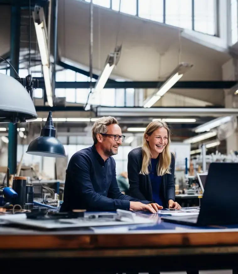 Zwei technische Mitarbeiter bestellen professionelle Übersetzungen für Maschinenbau