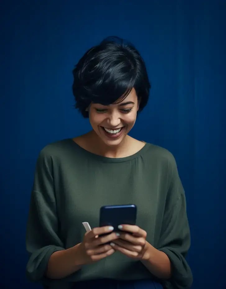 Zufriedene Kundin lächelt beim Lesen einer Nachricht von ihrem Portugiesisch-Übersetzer auf dem Smartphone