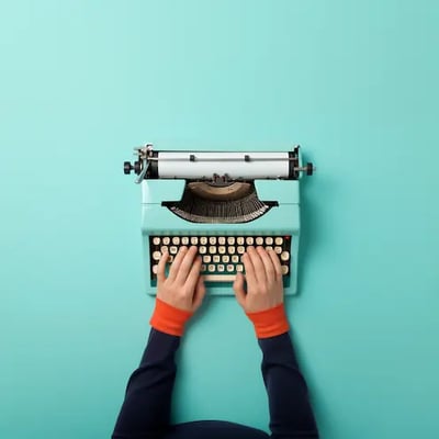 Eine Person schreibt Englische Abkürzungen auf der Schreibmaschine
