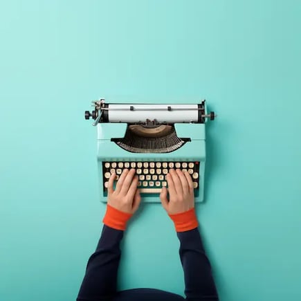 Hände schreiben auf Schreibmaschine: Abkürzungen auf Englisch