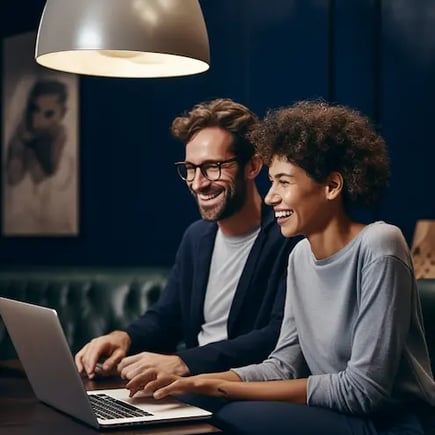 Zwei Kollegen schreiben E-Mails auf Englisch