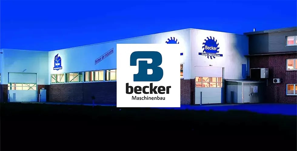 Das Logo von Becker Sonder-Maschinenbau vor einem Firmengebäude.