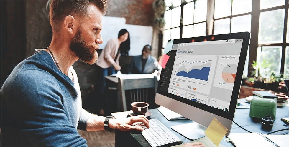 Ein Mitarbeiter schaut sich SEO-Statistiken auf seinem Computer an