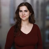 Amira Zohbi – Ansprechpartnerin für Branchenübersetzungen bei tolingo