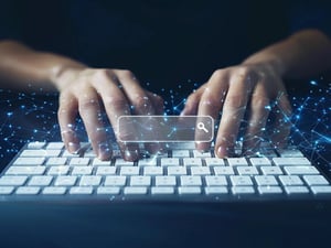 Hände tippen auf einer Tastatur und suchen im tolingo Lexikon für Fachbegriffe bei Übersetzungsdienstleistungen
