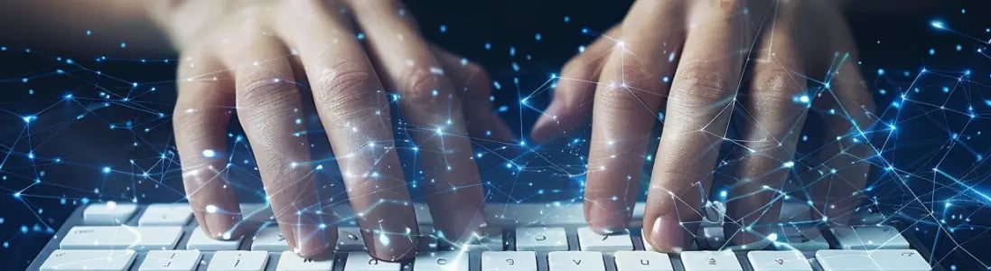 Hände tippen auf weißer Tastatur einen Eintrag zu Compliance im Übersetzungsprozess für das tolingo Lexikon