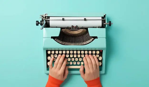 Zwei Hände schreiben mit einer altmodischen Schreibmaschine Englische Abkürzungen