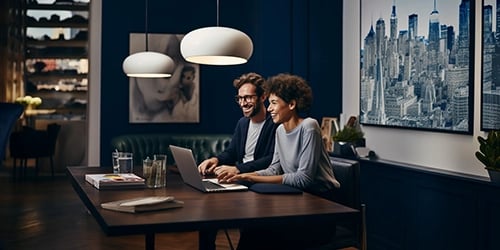 Mann und Frau schreiben eine E-Mail auf Englisch an einem Laptop