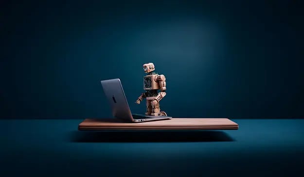 Ein Roboter arbeitet am Computer - Conversionoptimierung mit KI