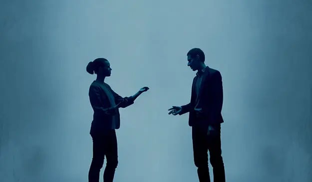 Silhouetten von zwei Menschen, die im Gespräch vertieft sind: Sprachlabor von tolingo