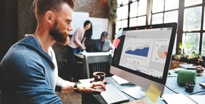 Ein Mitarbeiter liest seine SEO-Übersetzungen