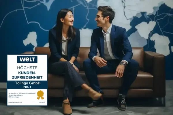 Übersetzungsbüro tolingo: Zwei Geschäftsleute vor Weltkarte mit WELT-Auszeichnung für höchste Kundenzufriedenheit im Bereich professionelle Übersetzungsdienstleistungen
