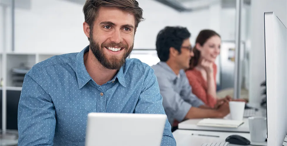 A service employee explains the additional services offered by tolingo.