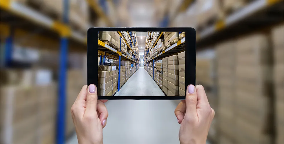 Ein Tablet, auf dem man ein Hochregallager sieht.