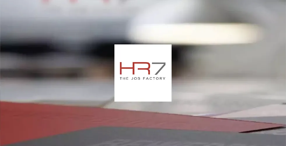 Das Logo von HR7 vor einem verschwommenen Hintergrund.