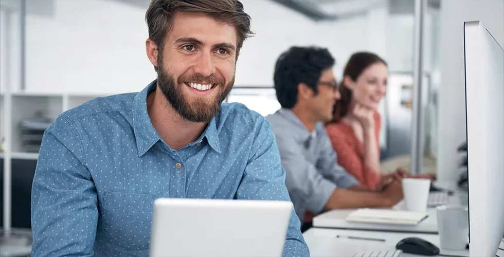 A service employee advises on the high-quality translation solutions offered by tolingo.
