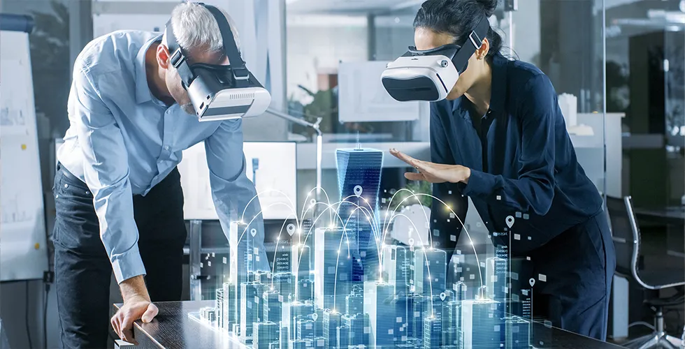 Zwei Personen tragen VR-Brillen: Sie sehen das Hologramm einer Stadt.