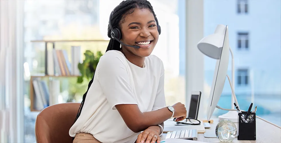 A service employee advises on the optimal translation solution