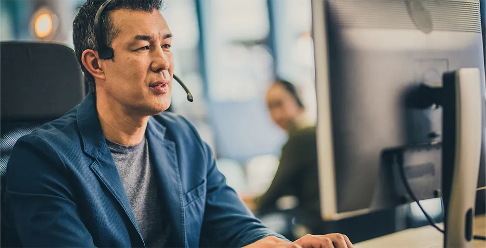 A service employee advises on the optimal translation solution