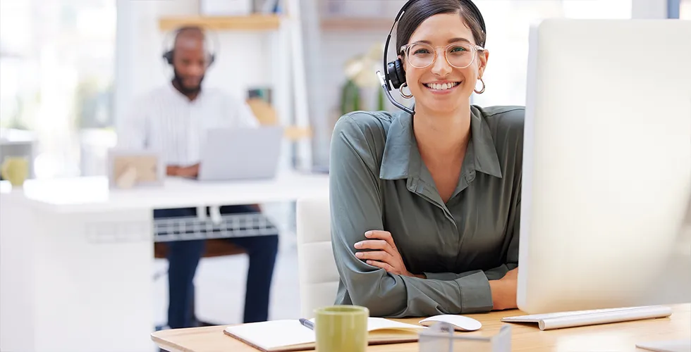 A service employee from the Hamburg translation agency tolingo advises on the optimal translation solution