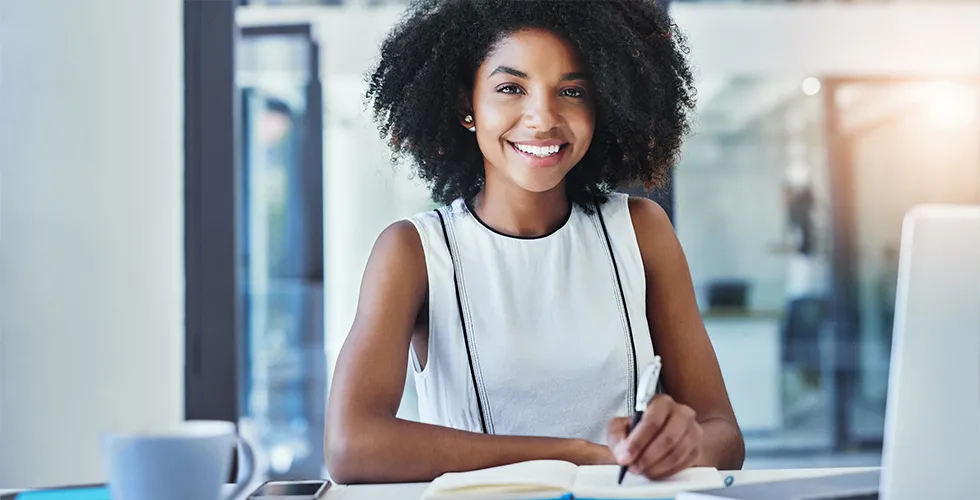 A service employee advises on the optimal translation solution