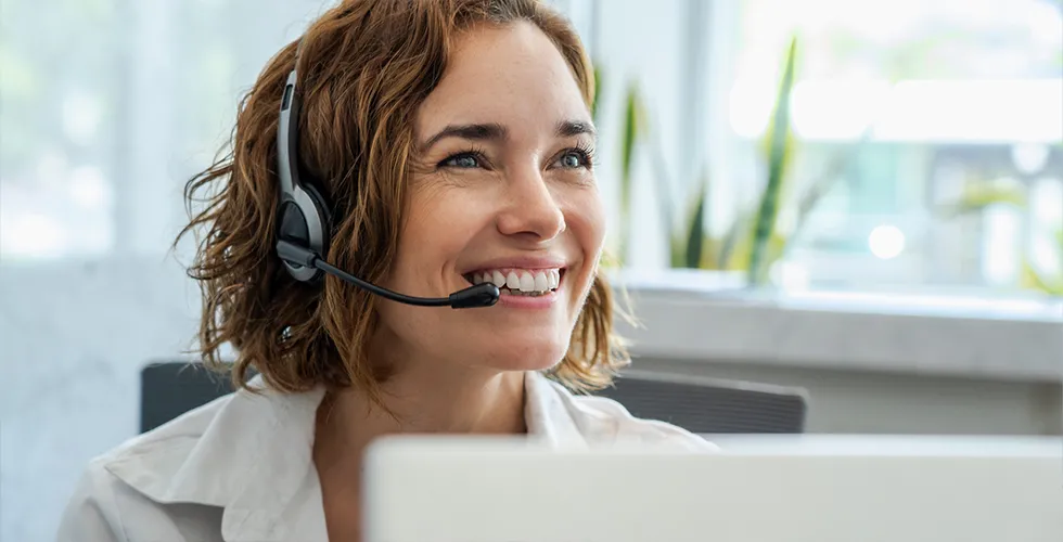 A service employee advises on the optimal translation solution