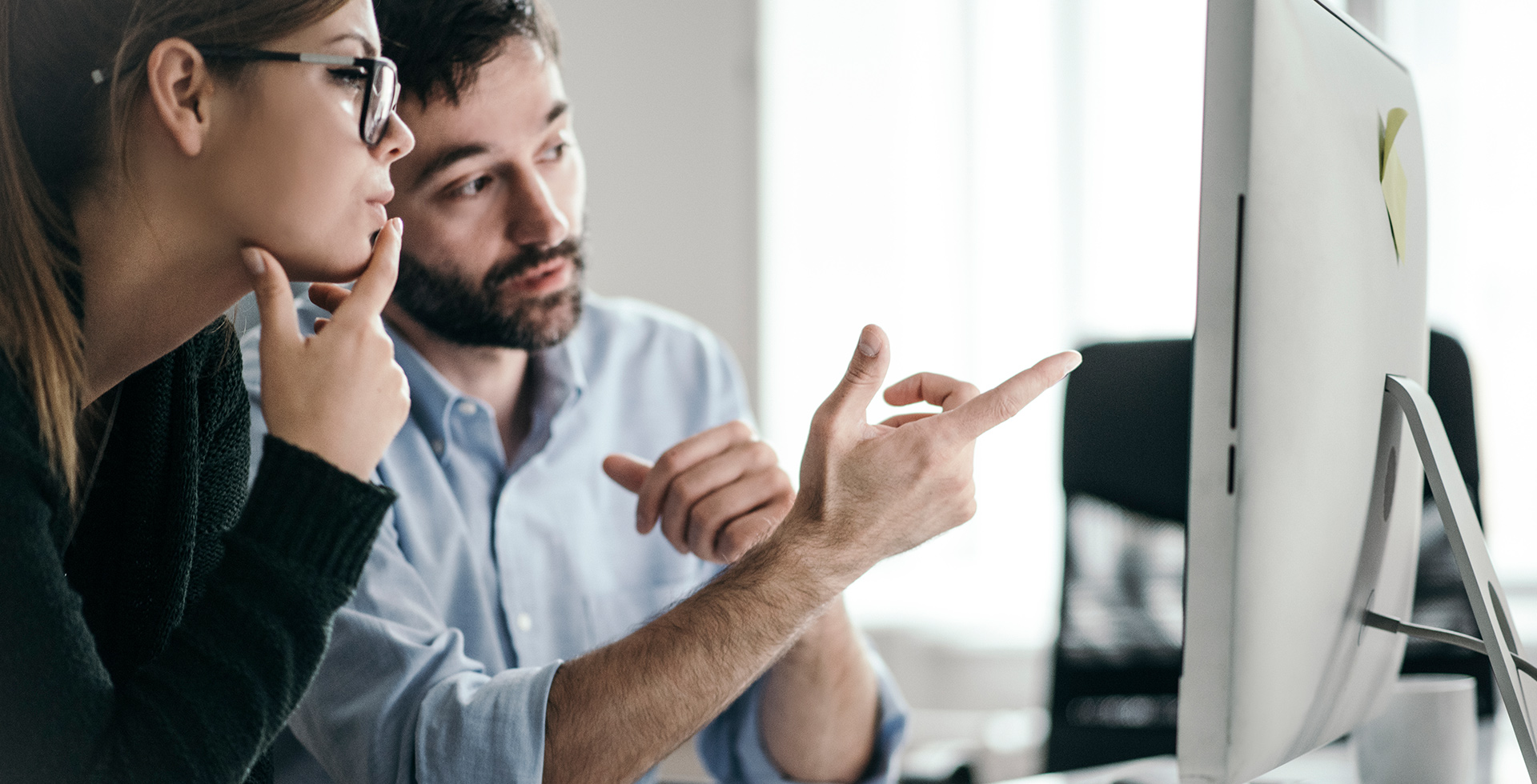 Zwei Kolleginnen, die das englische Business-Glossar anschauen