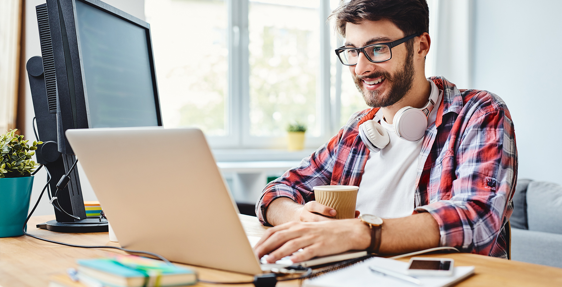 Mann mit Brille der am Laptop sitzt und eine Typo3-Exportanleitung liest